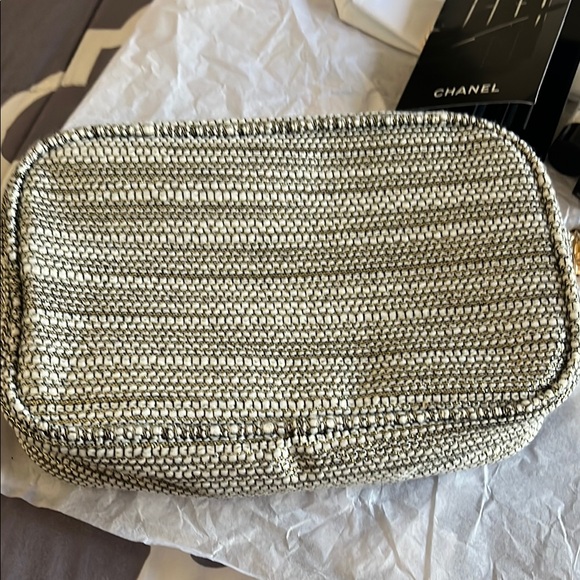 Chanel Beige Woven Shoulder Bag, Unbranded Chain Dust Bag and Makeup Bundle NWT - Picture 3 of 15